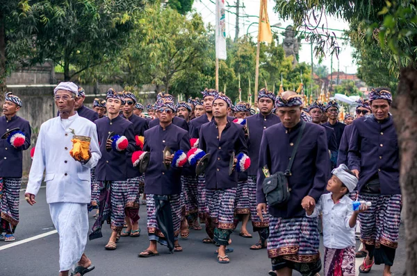 Festival procession of balinese men — Stock Photo, Image