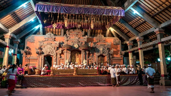 The hall of Ubud palace in the evening — Stock Photo, Image