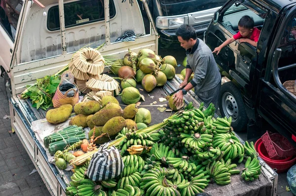 The seller of tropical fruits on the Ubud market — Stock Photo, Image