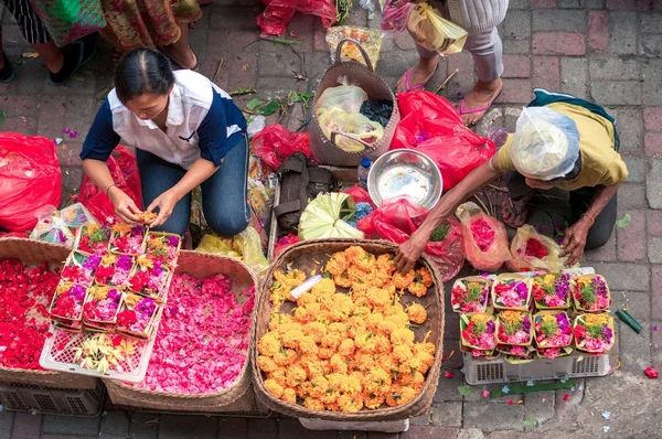 Balinese florists on the Ubud market — Stock Photo, Image