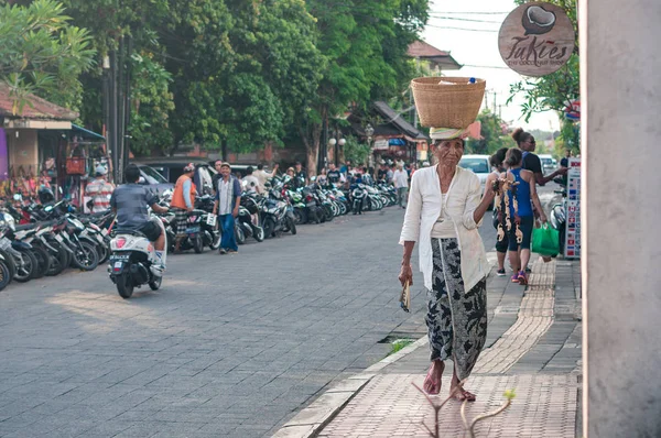 Old balinese woman on the street of Ubud — Stock Photo, Image