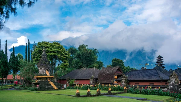 Parken i templet Pura Ulun Danu — Stockfoto