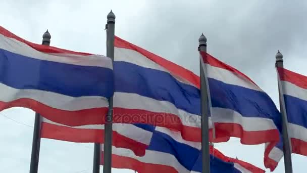 As bandeiras nacionais da Tailândia acenando ao vento — Vídeo de Stock