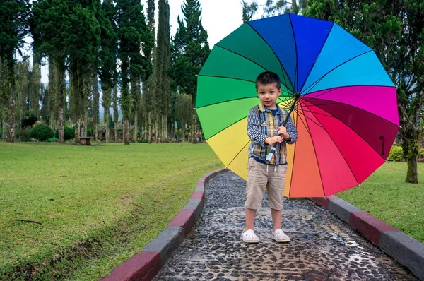 虹の傘を持った少年 — ストック写真