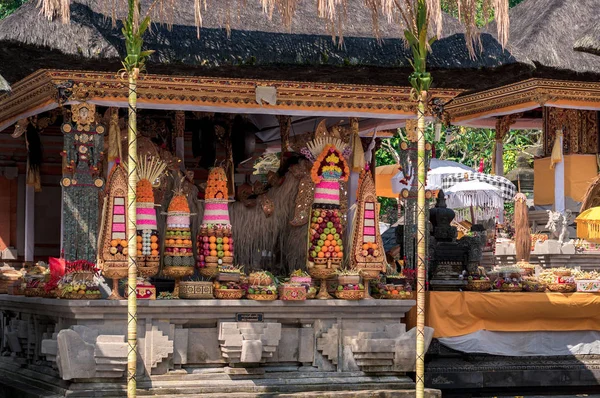 Altar mit den rituellen Gaben — Stockfoto