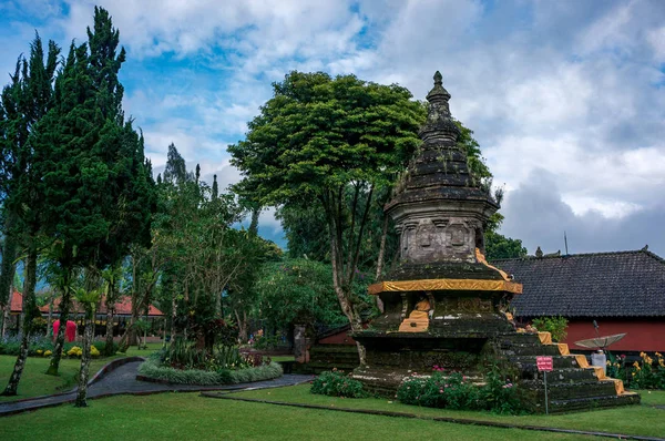 Przybytek w parku świątyni Pura Ulun Danu — Zdjęcie stockowe