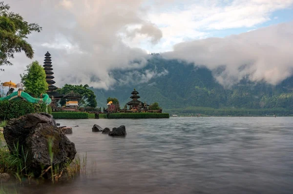 BRATAN lake och Ulun Danu templet — Stockfoto