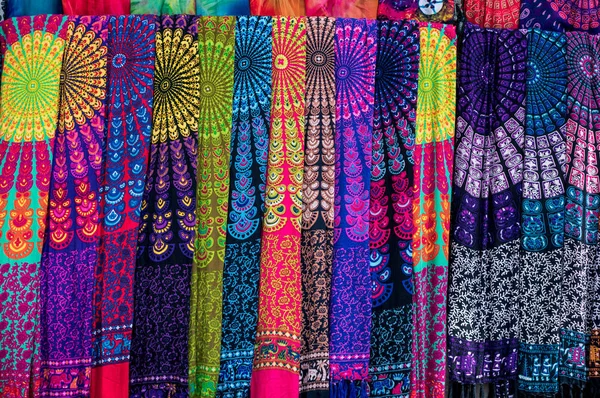 Foulards colorés sur le marché asiatique — Photo