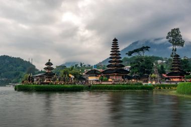 Tapınak Pura Ulun Danu tapınağın kutsal pagoda