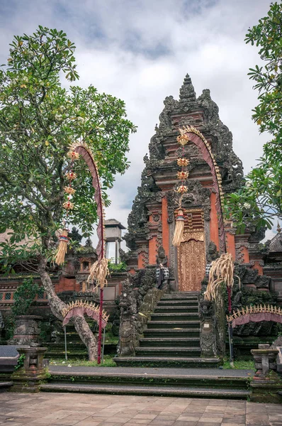 Eingangstür des Saraswati-Tempels in der Ubud-Stadt dekoriert — Stockfoto