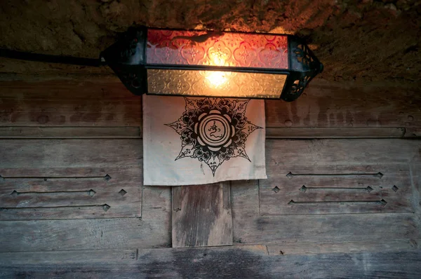 Om のシンボルで飾られたバリのランタン — ストック写真