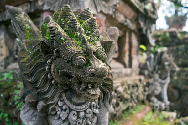 Het beeldhouwwerk van balinese demon — Stockfoto