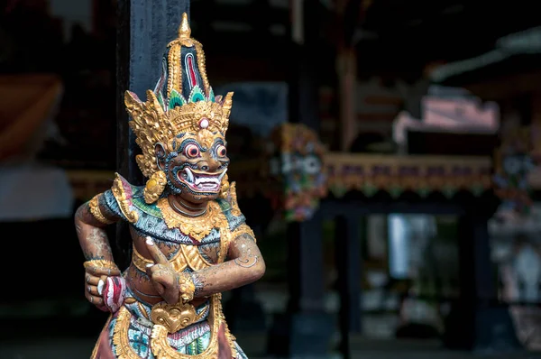 Carved statue of balinese guardian — Stock Photo, Image