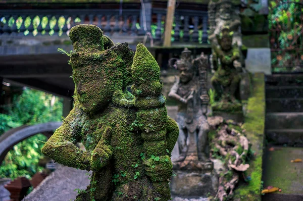 Moss-Grown scuplture på Bali — Stockfoto