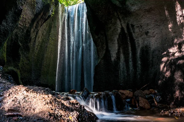 Wasserfall in der Höhle — Stockfoto