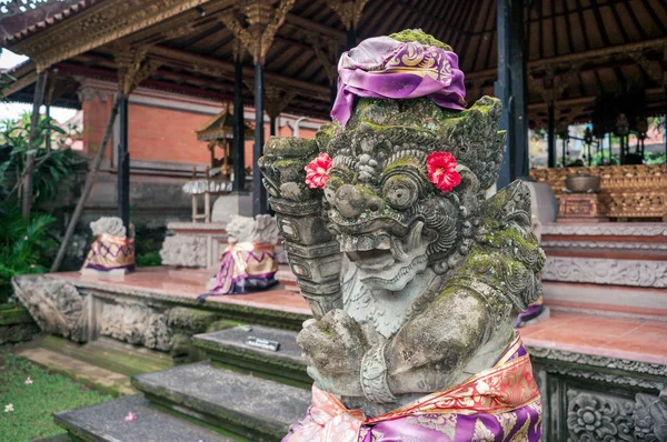 Steen bewaker van Ubud Palace — Stockfoto