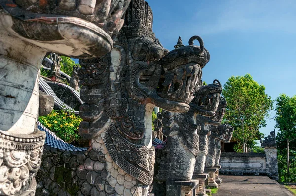 Standbeelden van draken in Pura Lempuyang tempel — Stockfoto