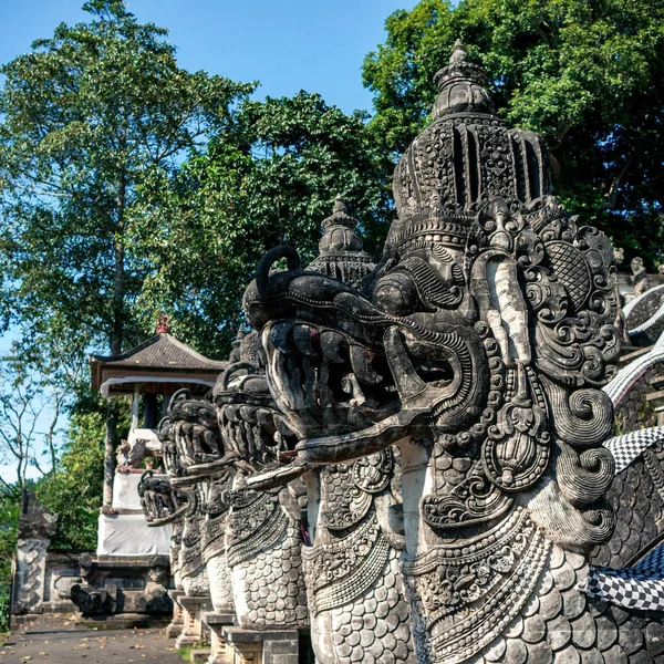 Sculpturen van draken in Pura Lempuyang tempel — Stockfoto