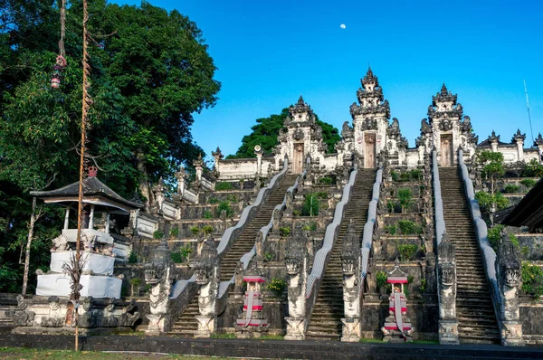 Stone stegar till Pura Lempuyang templet — Stockfoto