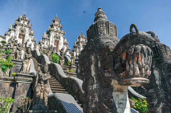Ασιατικές δράκος στα σκαλιά του ναού Lempuyang — Φωτογραφία Αρχείου