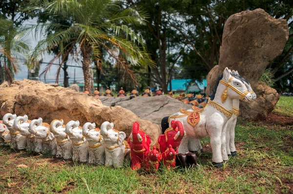 Figurines d'éléphants dans le parc — Photo