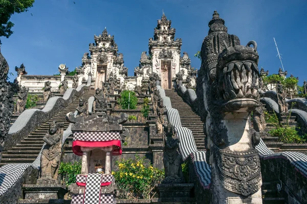 Balinesischer Drache am Eingang zum Tempel — Stockfoto