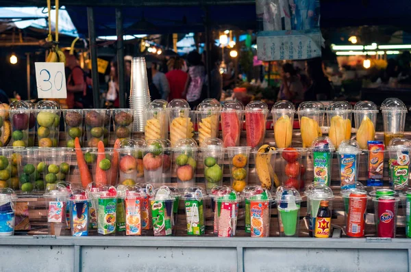 Fruta en vasos de plástico para cócteles Imagen de archivo