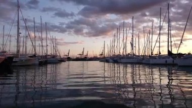Yatlar gün batımında marinada.