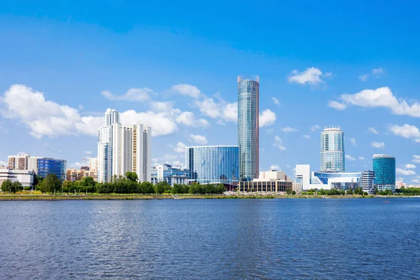 Skyline Des Stadtzentrums Von Jekaterinburg Und Fluss Iset Ekaterinburg Ist — Stockfoto