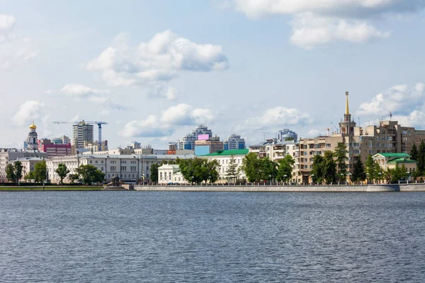 Yekaterinburg市内中心部のスカイラインとイセット川 エカテリンブルクはロシアで4番目に大きな都市であり スヴェルドロフスク州の中心である — ストック写真