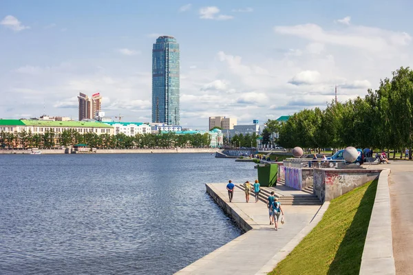 Yekaterinburg Russia Temmuz 2016 Yekaterinburg Şehir Merkezi Silueti Iset Nehri — Stok fotoğraf