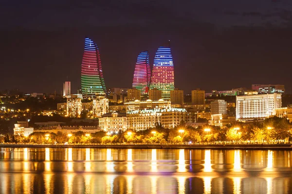 Flammenhochhäuser in Baku — Stockfoto