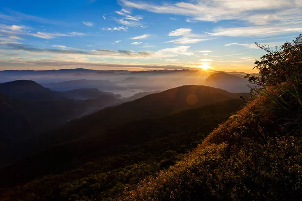 Adams Peak vue sur le lever du soleil — Photo