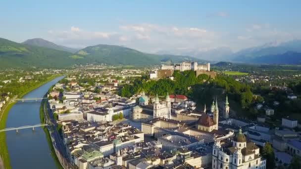 Luchtfoto uitzicht op de stad Salzburg — Stockvideo