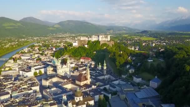 Luchtfoto uitzicht op de stad Salzburg — Stockvideo