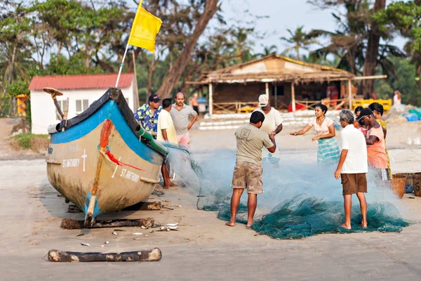 Fishermans picking up their nets — Stock Photo, Image