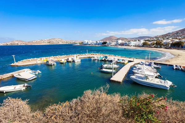 Boten in haven van Paros — Stockfoto