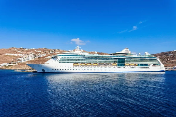 Nave da crociera isola di Mykonos — Foto Stock