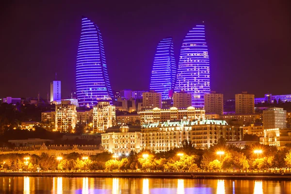 Torres de chama em Baku — Fotografia de Stock