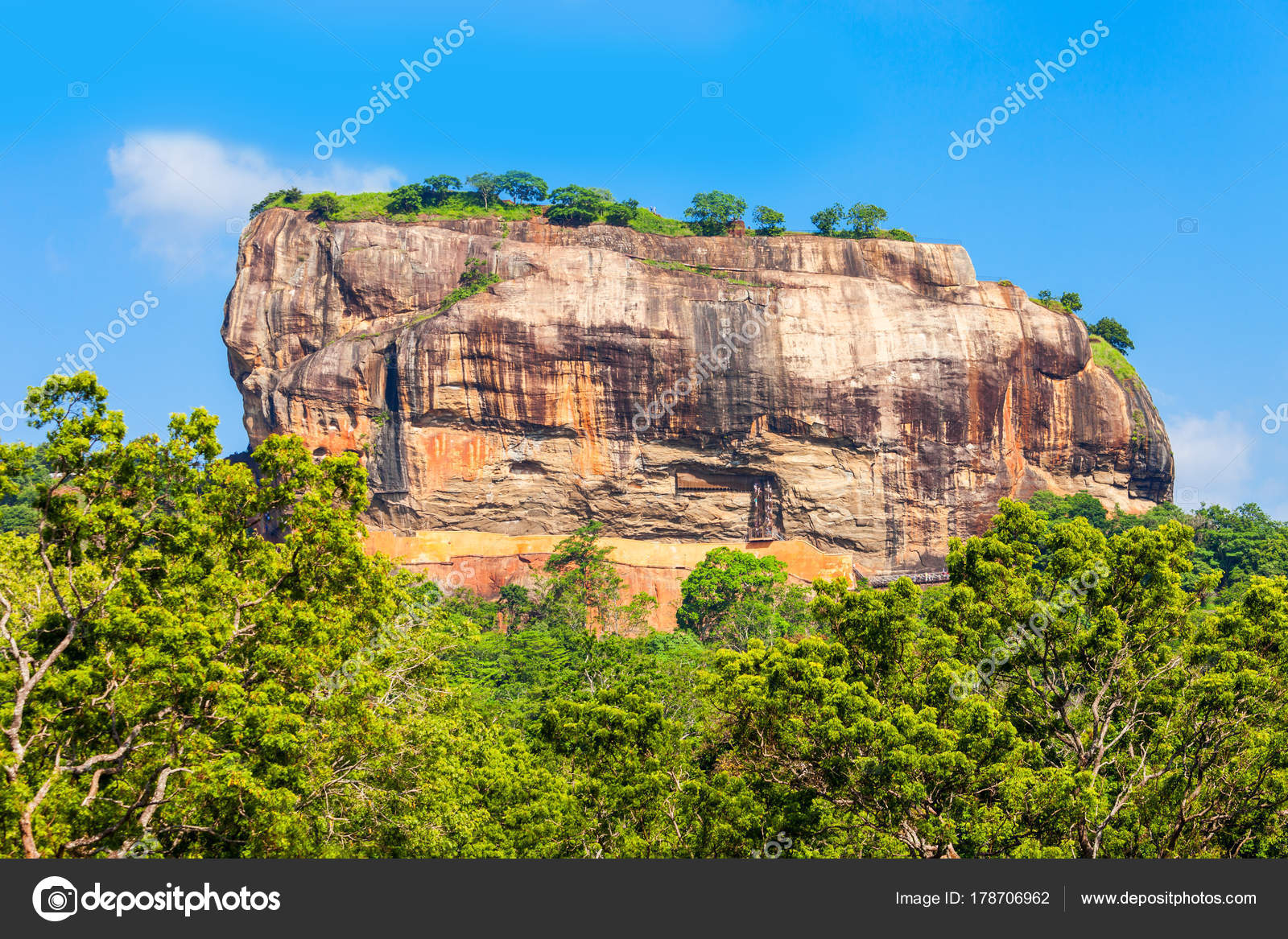 Sigiriya rock fortress climbing hi-res stock photography and