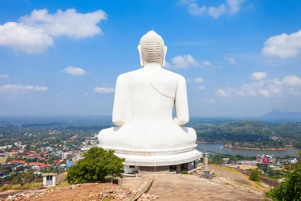 Estátua de Buda Samadhi gigante no topo da rocha elefante em Kurun — Fotografia de Stock