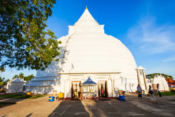 Tissamaharama Raja Maha Vihara — Stockfoto