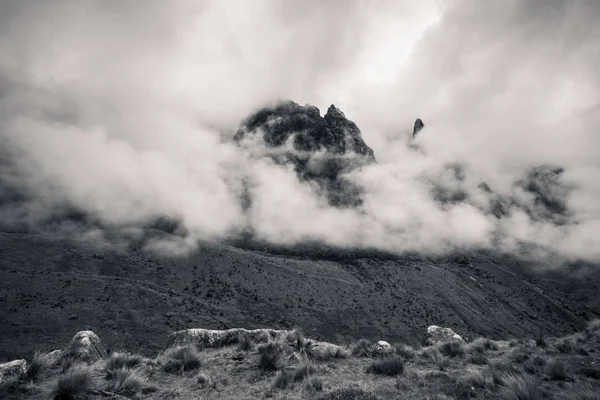 Berg i moln — Stockfoto