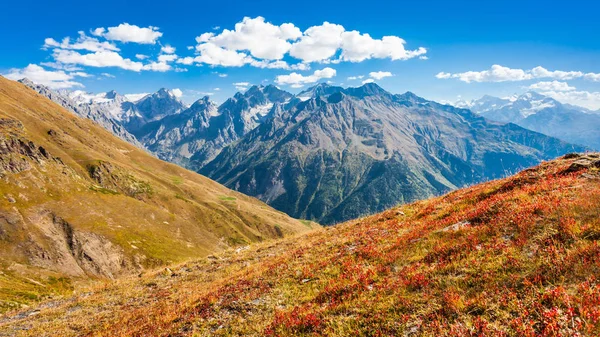 Grandes montañas del Cáucaso — Foto de Stock