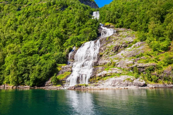 Geiranger en Geirangerfjord, Noruega — Foto de Stock