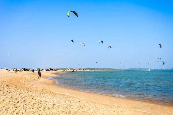 Kitesurfistas en la playa de Kalpitiya —  Fotos de Stock