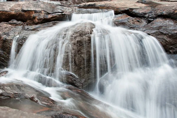 Athukadu waterfall — Stock Photo, Image