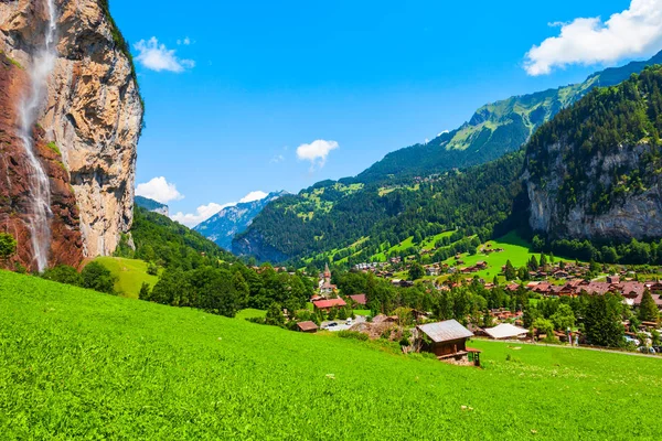 Waterfall in Lauterbrunnen valley, Switzerland — Stock Photo, Image