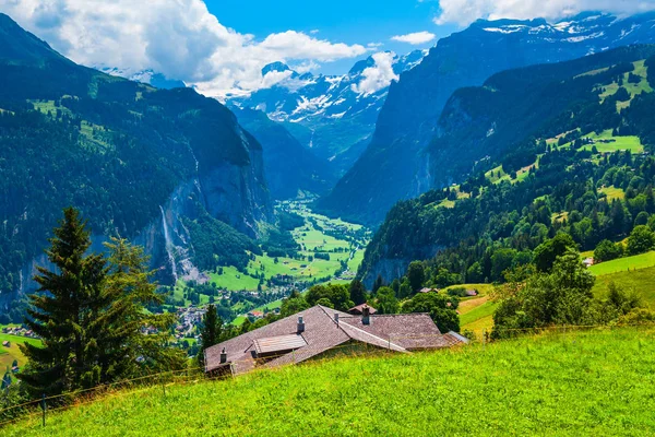 Traditional houses, Lauterbrunnen valley, Switzerland — Stock Photo, Image