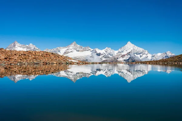 Riffelsee lake och Matterhorn, Schweiz — Stockfoto